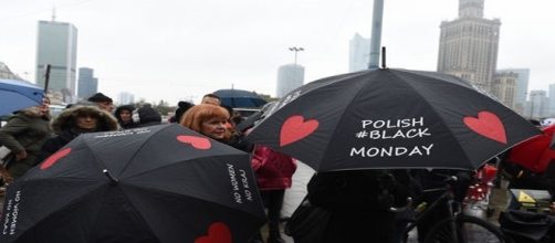 Polonia migliaia di donne in piazza