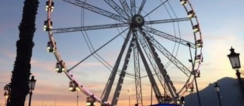 Ruota panoramica sul lungomare di Salerno