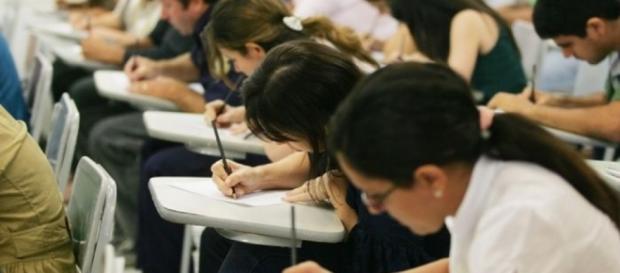 Pessoas realizando provas. Como será que elas estudaram? Pessoas realizando provas. Como será que elas estudaram?
