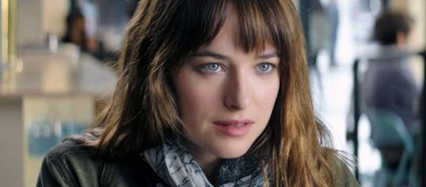 Dakota Johnson em cena de Cinquenta Tons de Cinza. Dakota Johnson em cena de Cinquenta Tons de Cinza.