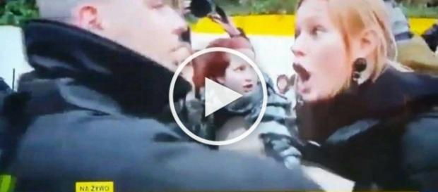 Feministki atakują funkcjonariuszy policji. Feministki atakują funkcjonariuszy policji.
