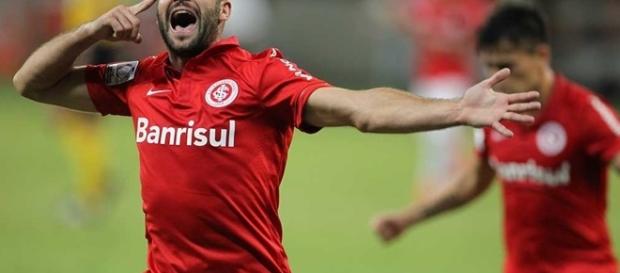 Lisandro tem um bom posicionamento e poderia dar certo como novo atacante do Corinthians Lisandro tem um bom posicionamento e poderia dar certo como novo atacante do Corinthians