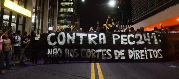 Manifestantes consideram que medida acarretará perda de direitos. (Foto: Rovena Rosa/Agência Brasil) Manifestantes consideram que medida acarretará perda de direitos. (Foto: Rovena Rosa/Agência Brasil)