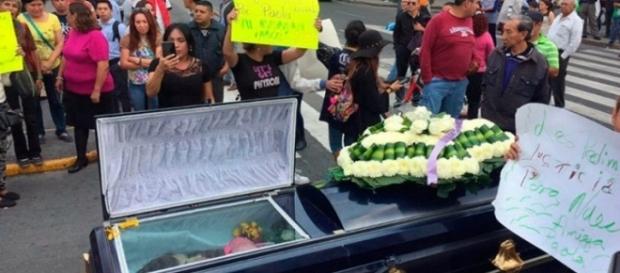 O assassinato de Paola Ledezma, que permanece impune, leva a comunidade trans mexicana a protestar e a clamar por justiça. O assassinato de Paola Ledezma, que permanece impune, leva a comunidade trans mexicana a protestar e a clamar por justiça.