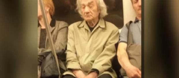 Poza care îl arată pe Leon Dănăilă în metrou a devenit vitrală Poza care îl arată pe Leon Dănăilă în metrou a devenit vitrală