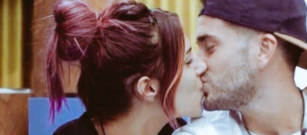 Rodri se besa con Bea en el confe, pero no quiere contarlo a sus compañeros Rodri se besa con Bea en el confe, pero no quiere contarlo a sus compañeros