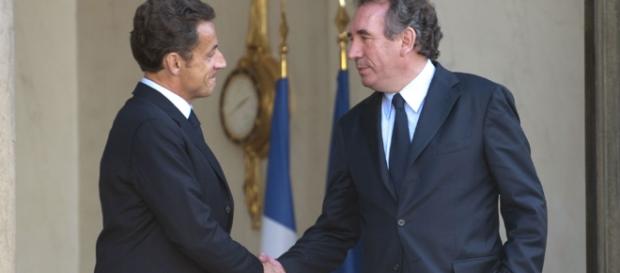 Sarkozy/Bayrou, fausse poignée de mains et hypocrisie à la Française. Le combat entre les deux demeure. Sarkozy/Bayrou, fausse poignée de mains et hypocrisie à la Française. Le combat entre les deux demeure.