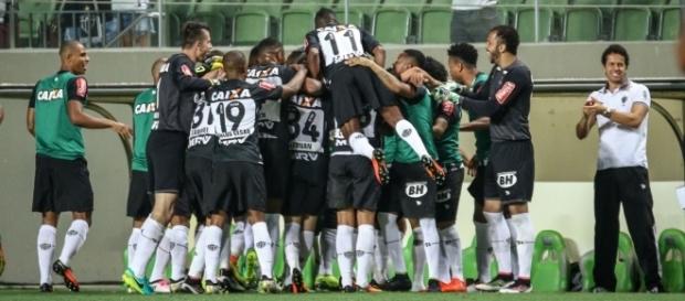 Time comemora o gol de Fred, atual artilheiro do Brasileirão Time comemora o gol de Fred, atual artilheiro do Brasileirão