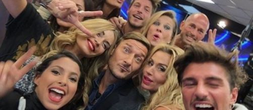Il selfie di Francesco Totti con i concorrenti del GF Vip
