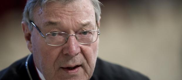 Denunciato da due uomini il cardinale nega le accuse Denunciato da due uomini il cardinale nega le accuse