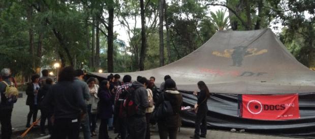 La jaima ubicada en el Parque España; el cine en la calle. La jaima ubicada en el Parque España; el cine en la calle.