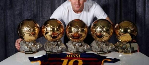 Leo Messi posa sonriente con sus cinco balones de oro. Foto: web FC Barcelona Leo Messi posa sonriente con sus cinco balones de oro. Foto: web FC Barcelona