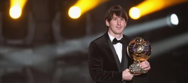 Lionel Messi recibiendo el Balón de Oro Lionel Messi recibiendo el Balón de Oro
