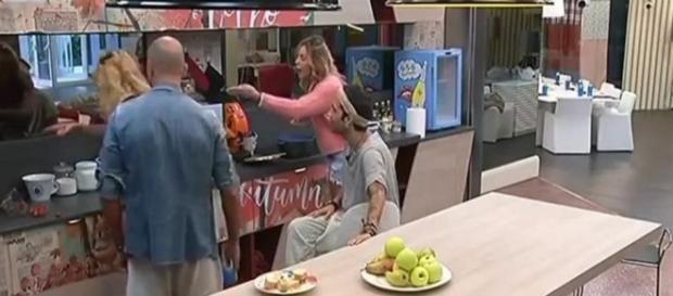 Lite tra Valeria Marini ed Elenoire Casalegno: volano insulti pesanti - vocedinapoli.it Lite tra Valeria Marini ed Elenoire Casalegno: volano insulti pesanti - vocedinapoli.it