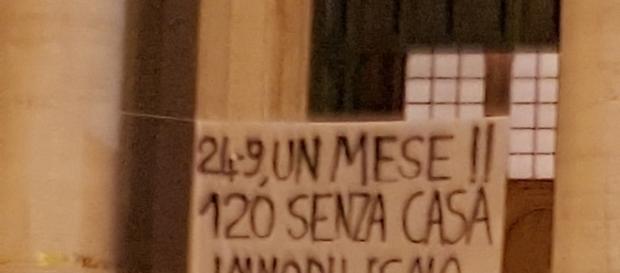 Lo striscione di protesta degli abitanti di via della Farnesina Lo striscione di protesta degli abitanti di via della Farnesina