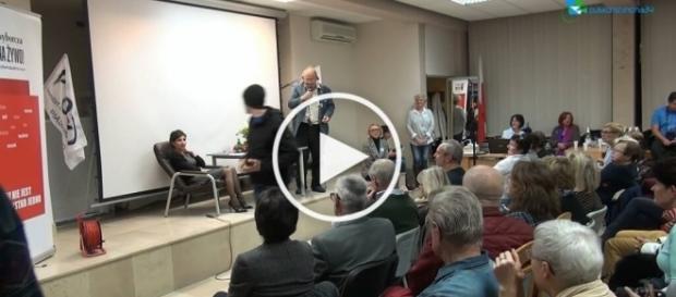 Młody mężczyzna pozdrawia brata Adama Michnika. Młody mężczyzna pozdrawia brata Adama Michnika.