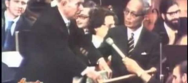 Pau Casals, pronunciando su famoso discurso sobre la paz y Cataluña ante la ONU el 24 octubre 1971, con U-Thant (Sec. Gen. de la ONU). Pau Casals, pronunciando su famoso discurso sobre la paz y Cataluña ante la ONU el 24 octubre 1971, con U-Thant (Sec. Gen. de la ONU).