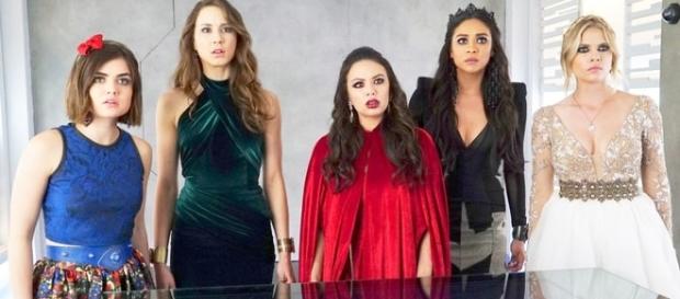 Pretty Little Liars é uma série de terror que você vai amar Pretty Little Liars é uma série de terror que você vai amar