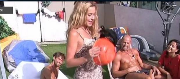 Valeria Marini propone il ballo dello scolapasta Valeria Marini propone il ballo dello scolapasta