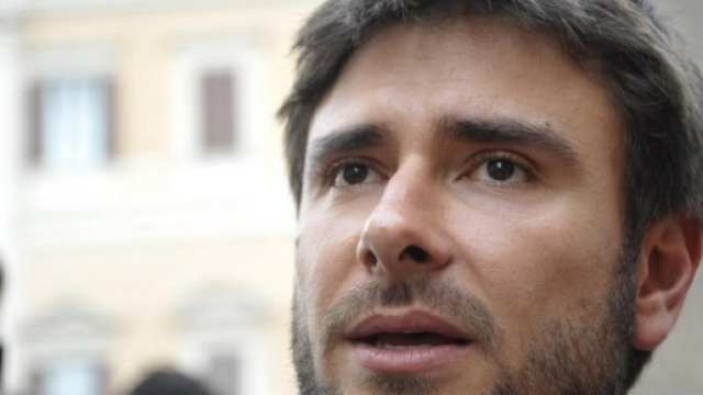 Alessandro Di Battista fuori dalla Camera nel corso della sua protesta.