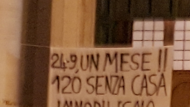 Lo striscione di protesta degli abitanti di via della Farnesina
