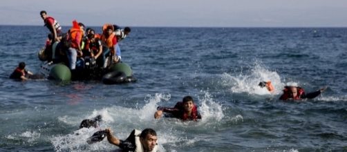 Migranti: nuova tragedia del mare, barcone con 500 persone si ... - radioinblu.it