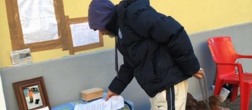 Vincenzo Miceli, mentre mostra la sua richiesta scritta per onorare il fratello