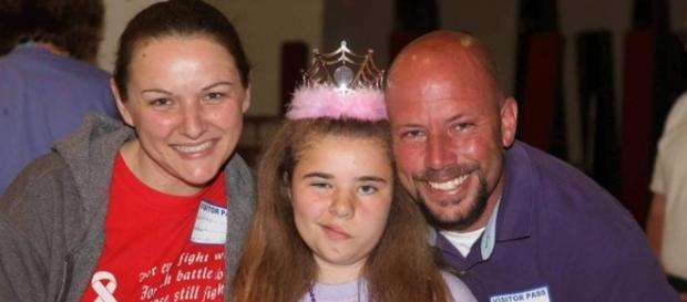 Bethany Thompson, 11 anni con i suoi genitori. Bethany Thompson, 11 anni con i suoi genitori.