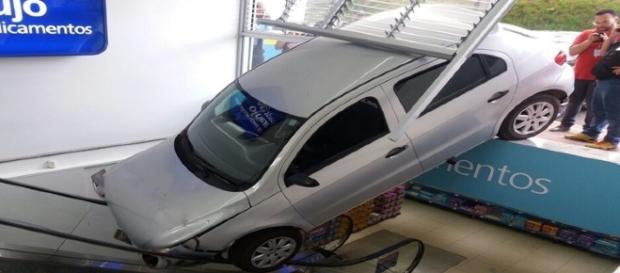 Carro caiu em drogaria em BH e foi parar na escada rolante Carro caiu em drogaria em BH e foi parar na escada rolante
