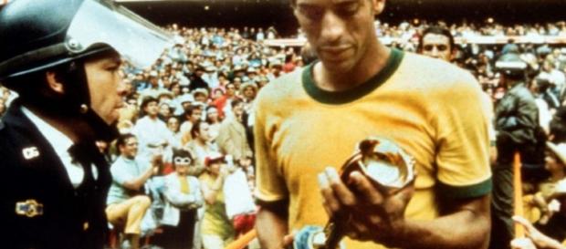 Former Brazil captain Carlos Alberto dies - yahoo.com Former Brazil captain Carlos Alberto dies - yahoo.com