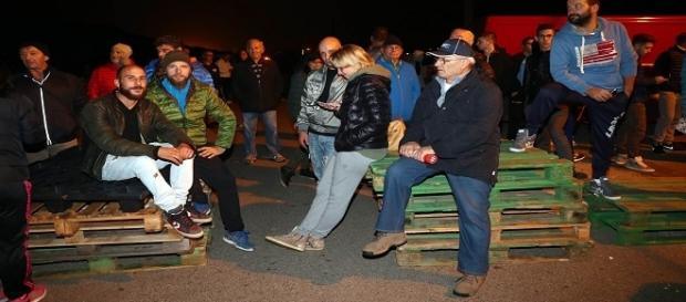Gli abitanti di Gorino protestano contro l'arrivo di migranti. Gli abitanti di Gorino protestano contro l'arrivo di migranti.