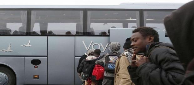 I migranti lasciano il centro profughi di Calais I migranti lasciano il centro profughi di Calais