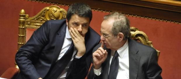 Il presidente del consiglio Matteo Renzi e il ministro all'economia Padoan sulla nuova manovra Il presidente del consiglio Matteo Renzi e il ministro all'economia Padoan sulla nuova manovra