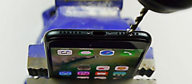 iphone 7 es perforado por famoso youtuber iphone 7 es perforado por famoso youtuber