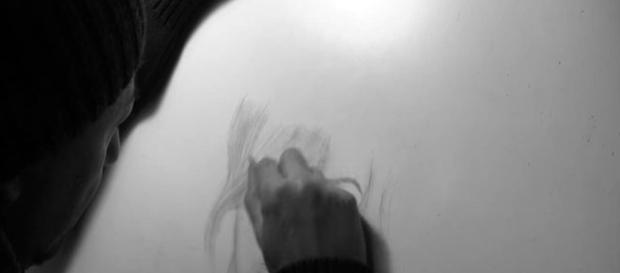 L'artista Soldano disegna il volto di una donna L'artista Soldano disegna il volto di una donna