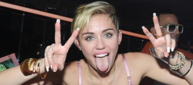 Miley Cyrus hot per Hillary Clinton e al concerto live di Londra Miley Cyrus hot per Hillary Clinton e al concerto live di Londra