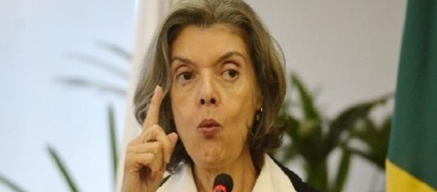 No CNJ, ministra Cármen Lúcia desafronta críticas de Renan Calheiros No CNJ, ministra Cármen Lúcia desafronta críticas de Renan Calheiros