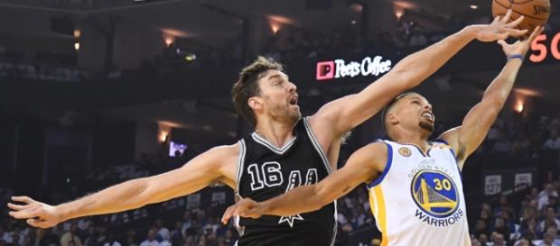 Pau Gasol defendiendo una entrada a canasta de Stephen Curry Pau Gasol defendiendo una entrada a canasta de Stephen Curry