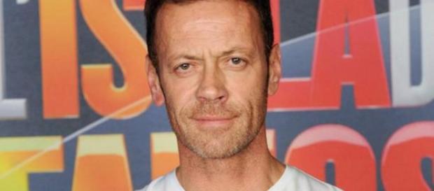 Rocco Siffredi sostituisce Alvin a L'isola dei Famosi. Rocco Siffredi sostituisce Alvin a L'isola dei Famosi.