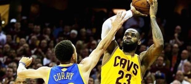 Stephen Curry e LeBron James prometem fazer novos duelos históricos nessa temporada. Stephen Curry e LeBron James prometem fazer novos duelos históricos nessa temporada.