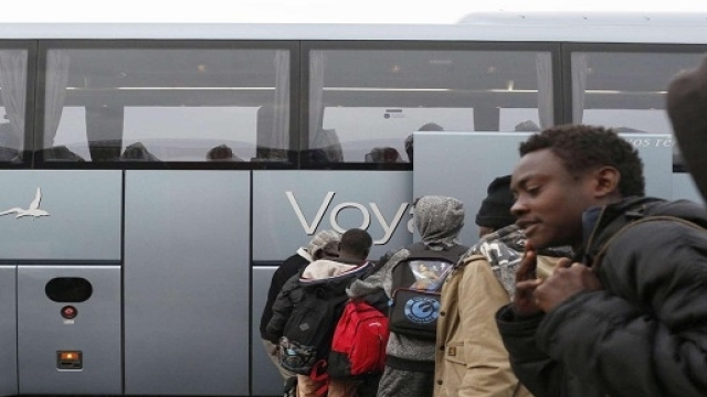 I migranti lasciano il centro profughi di Calais