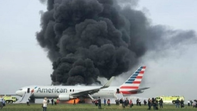 Immagine dell'aereo avvolto dal fumo e dalle fiamme