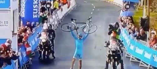 Diego Rosa, l'esultanza per la vittoria al Giro dei Paesi Baschi