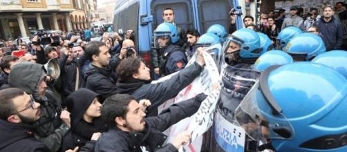 Scontri in piazza V. Puntoni per l'aumento dei prezzi della mensa