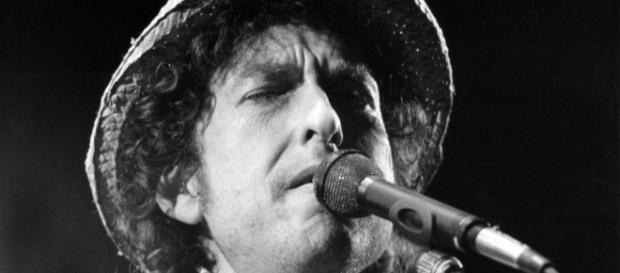 Bob Dylan merece ser compreendido do ponto de vista da literatura. Bob Dylan merece ser compreendido do ponto de vista da literatura.