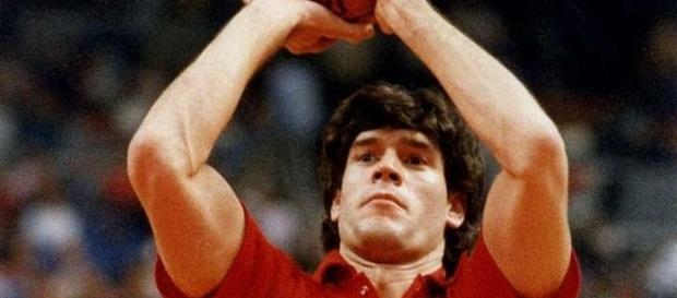 Fernando Martín, calentando con la chaqueta de los Blazers Fernando Martín, calentando con la chaqueta de los Blazers