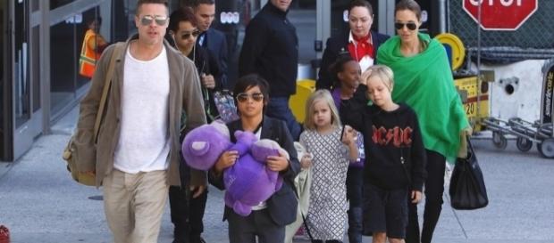 I figli della Jolie e Pitt bevono vino, non vanno a scuola e ... - ilgiornale.it I figli della Jolie e Pitt bevono vino, non vanno a scuola e ... - ilgiornale.it