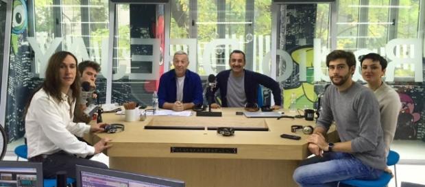 I giudici al gran completo al tavolo di Radio Deejay I giudici al gran completo al tavolo di Radio Deejay