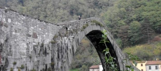 Il 'Ponte del Diavolo' a Borgo a Mozzano (Lucca). Il 'Ponte del Diavolo' a Borgo a Mozzano (Lucca).