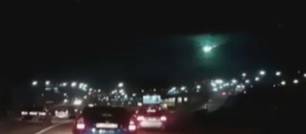 Intenso brilho verde foi notado por diversos habitantes da Artyomovsk (CEN) Intenso brilho verde foi notado por diversos habitantes da Artyomovsk (CEN)